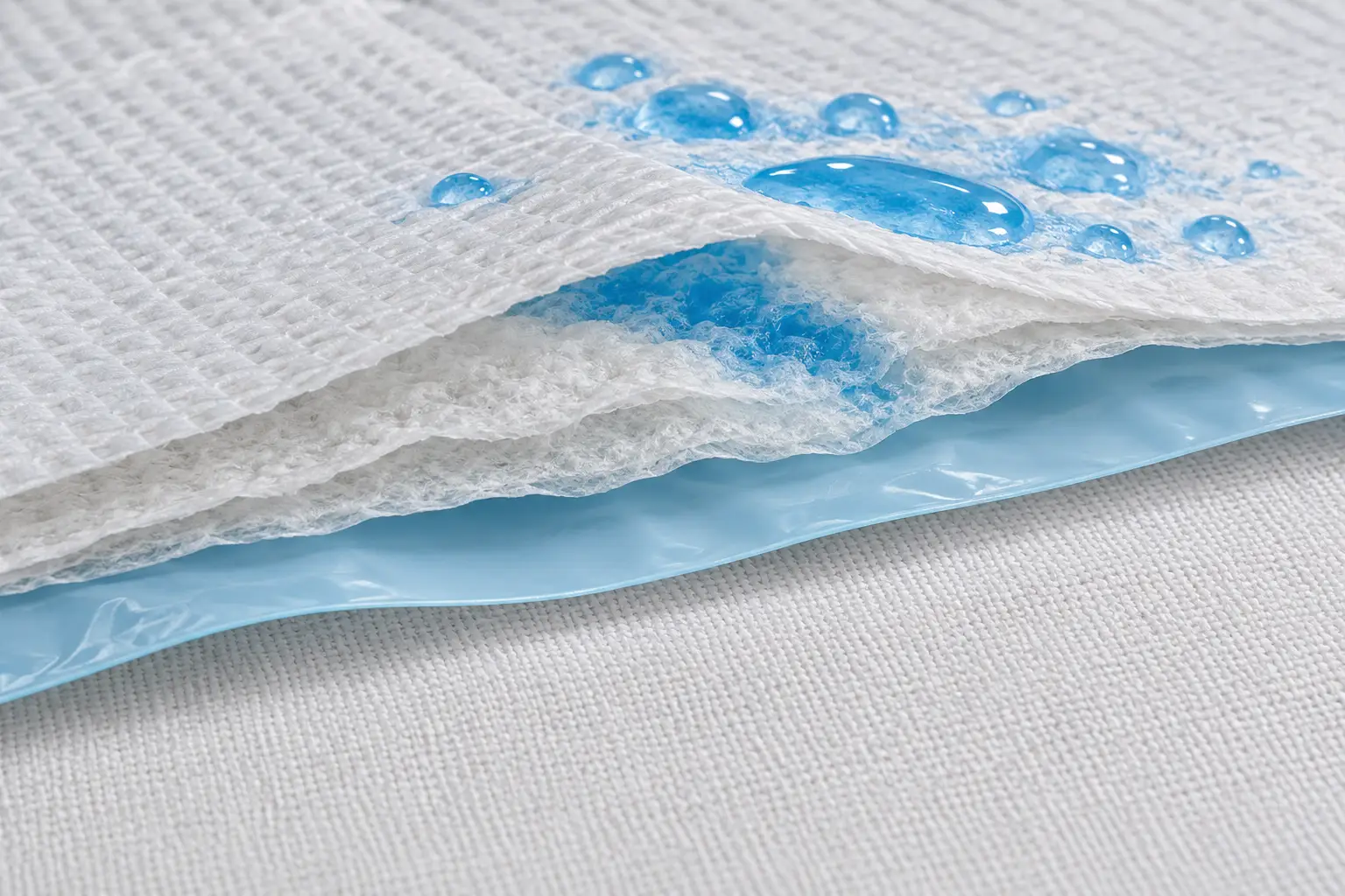 Dental önlükte emici yüzey ve sıvı bariyeri / Absorbent surface and fluid barrier in a dental bib